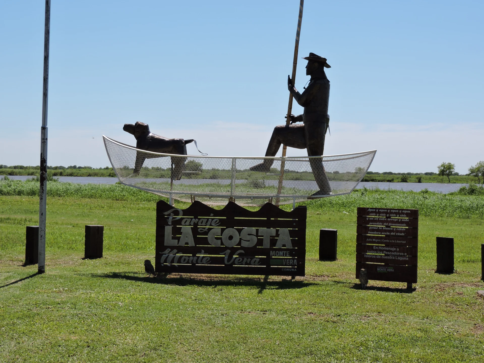 Monumento de La Costa de Monte Vera junto al agua